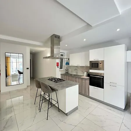 Apartment New Luxury 2 Bed With Patio Near Aquarium *