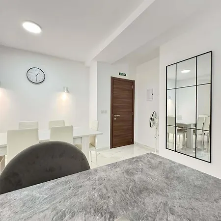 New Luxury 2 Bed With Patio Near Aquarium St. Paul's Bay