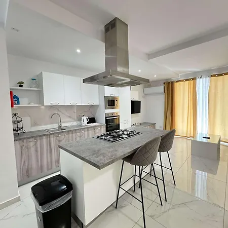 New Luxury 2 Bed With Patio Near Aquarium St. Paul's Bay