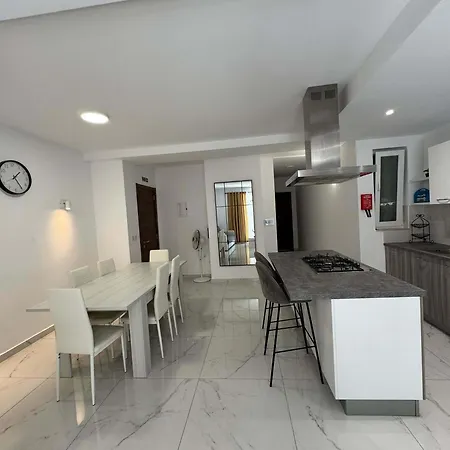 Apartment New Luxury 2 Bed With Patio Near Aquarium St. Paul's Bay